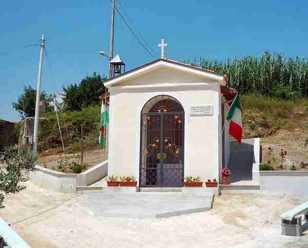 Chapelle de la Madonne de Canneto à Immoglie "Margiotta". La photo a été prise à l'occasion du centenaire de sa construction. (Photo de J Alan Haworth)