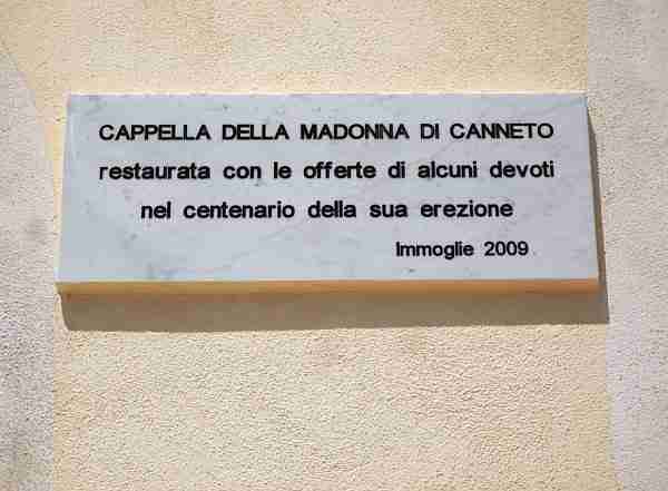 Nouvelle plaque sur la Chapelle de la Madonne de Canneto à Immoglie "Margiotta". (Photo de J Alan Haworth).