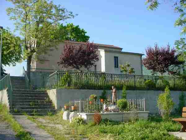 Statue de Padre Pio et Eglise de S. Pietro à San Pietro