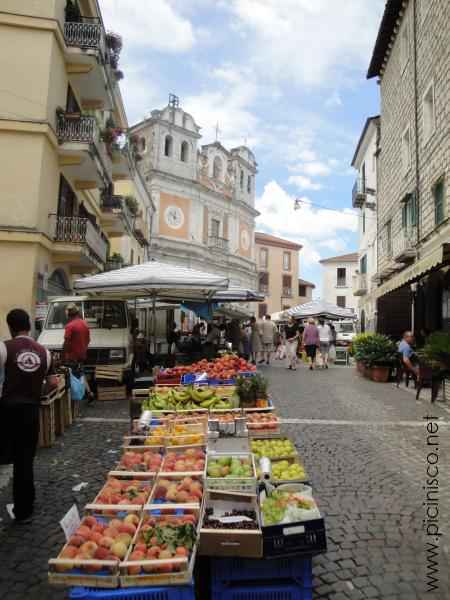 Les environs de Picinisco:: chaque lundi, c'est le marché hebdomadaire à Atina