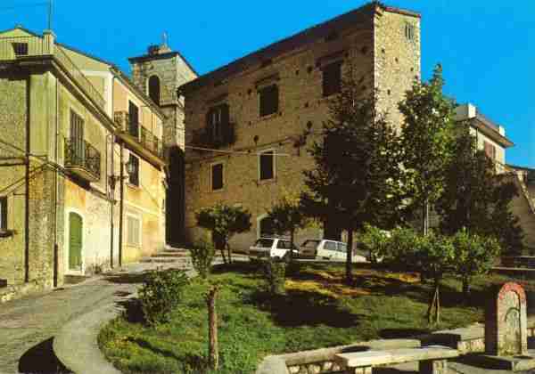 Carte postale: Piazzetta Fucina e Chiesa Maggiore. (Ed. Fiorini - Bar Tabacchi, n°057)