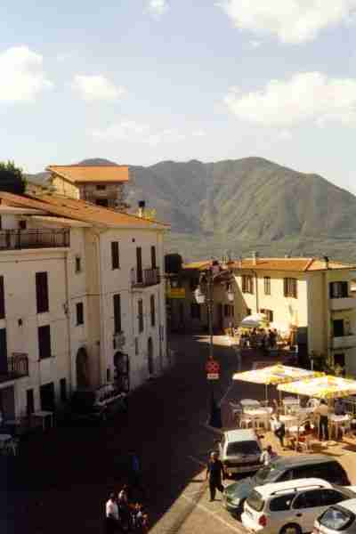 Piazza Ernesto Capocci . En face, Via San Martino (08/2000)