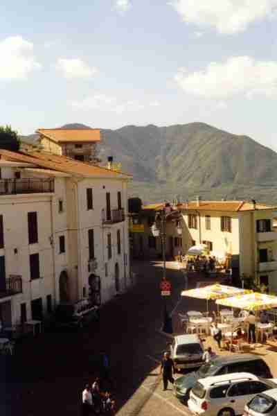 Piazza Ernesto Capocci . En face, Via San Martino (08/2000)