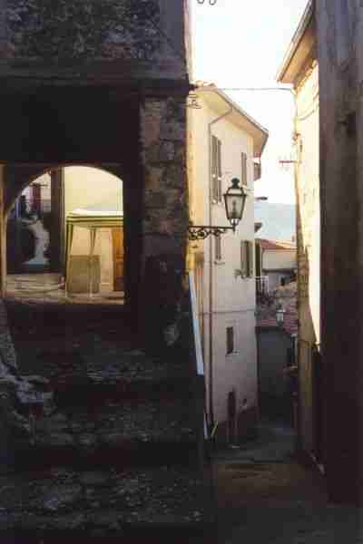 A gauche, Via Ponte. A droite, Via Giustino Ferri (08/2000)