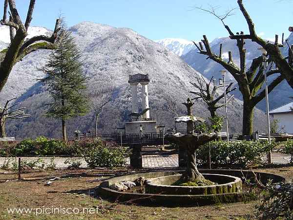 Grande fontaine et monument dédié aux morts et disparus pour la gloire de la patrie durant les deux guerres mondiales, dans le parc "Il Montano" à Picinisco. En arrière plan, la Meta enneigée.