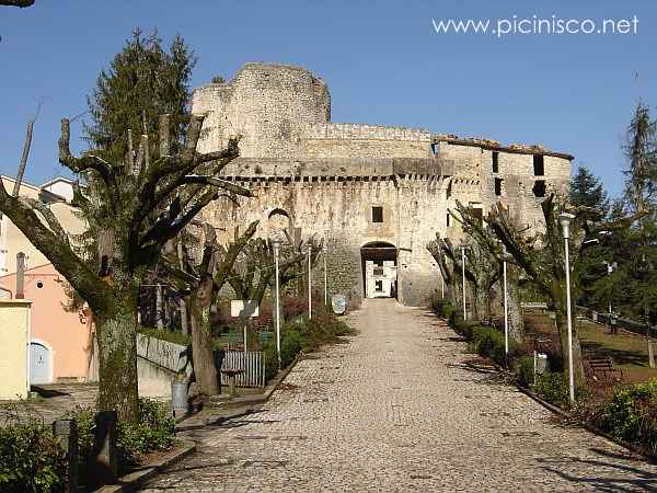 Largo Montano et le château de Picinisco. Les grands arbres du parc "Il Montano" ont été fortement élagués.