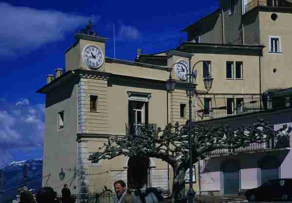 Piazza Ernesto Capocci  (Photo de Nick De Marco )